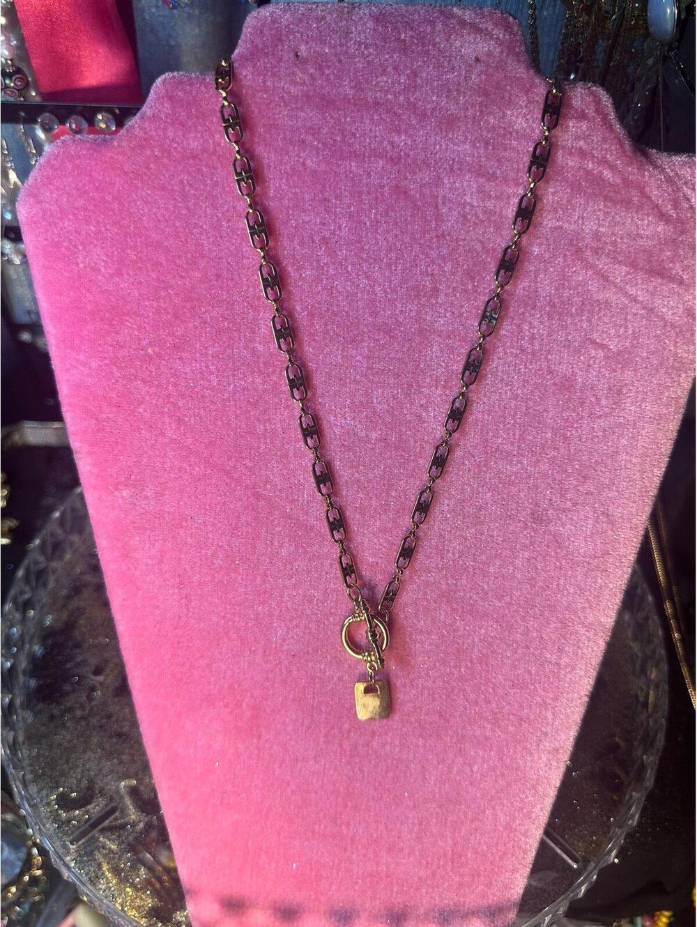 Stunning Givenchy necklace features a series of smooth, shiny gold plated links - Picture 6 of 7
